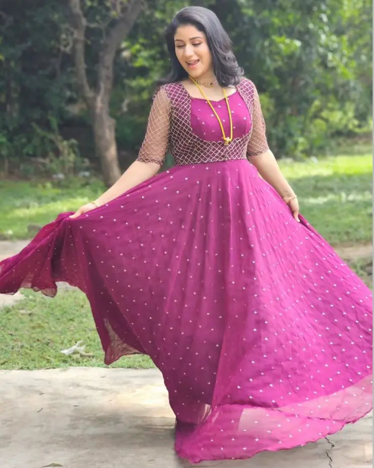 Most Trending Sleeveless Gown With Butterfly  Net Koti